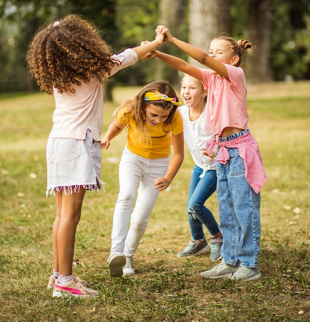 Дети, играющие в игры