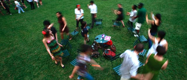 Дети, играющие в игры